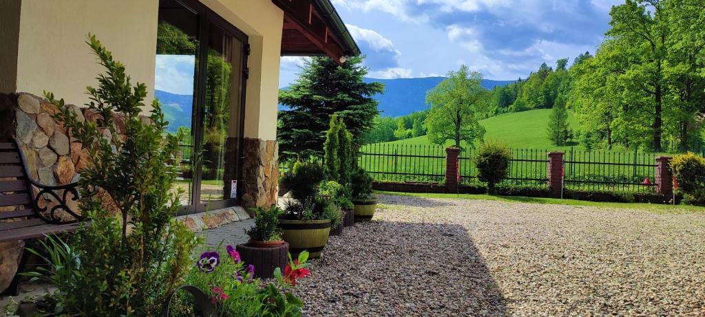 Zahrada ubytování Gorski Widok Karpacz Apartamenty i Pokoje- Salon Kominkowy