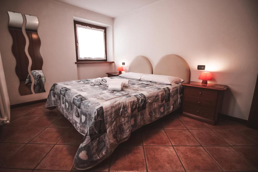 a bedroom with a bed with a table and a window at Residence Aquila - Bilo Punta Valfredda in Brusson