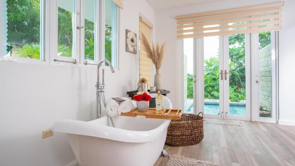 Koupelna v ubytování Casa Loba Suite 3 with private pool and tub