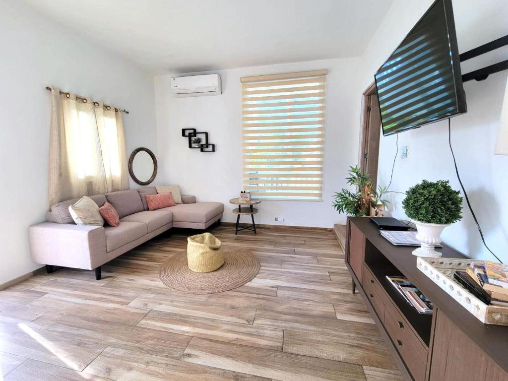 TV a/nebo společenská místnost v ubytování Casa Loba Suite 3 with private pool and tub