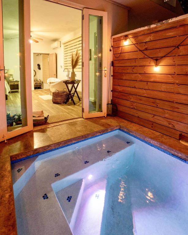 Bazén v ubytování Casa Loba Suite 3 with private pool and tub nebo v jeho okolí
