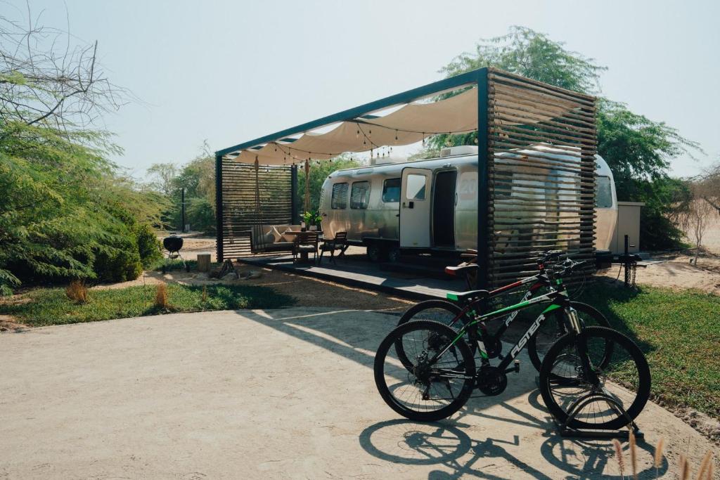 una bicicleta está estacionada frente a un cobertizo en Bab Al Nojoum Al Mugheirah, en Al Mirfa