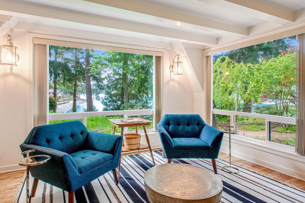 2 sillas azules en una habitación con ventana grande en Casa Oceano, en Bremerton