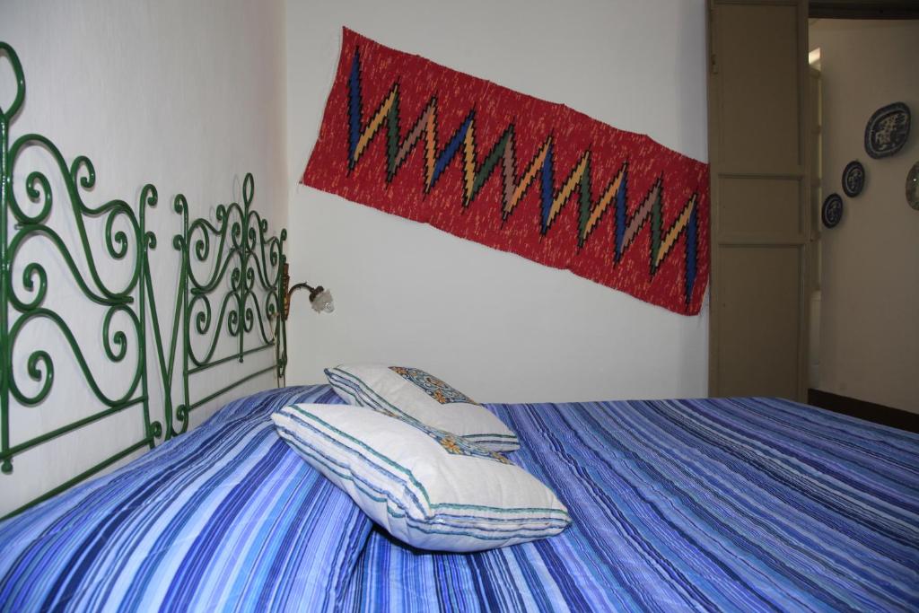 1 dormitorio con 1 cama con edredón azul en SAN FRANCESCO 67 - Erice Vetta, en Erice