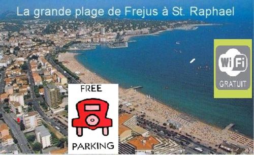 un cartello con la foto di una spiaggia e di un treno di Fréjus plage a Fréjus