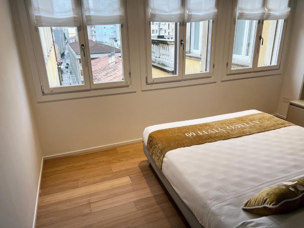 Łóżko lub łóżka w pokoju w obiekcie Attico Vivit 60