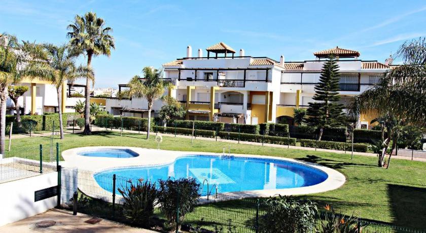 Bazén v ubytovaní Vera Playa 2 hab 2 WC parking AA, Wifi, padel piscina climatizada y verano Lomas de mar alebo v jeho blízkosti