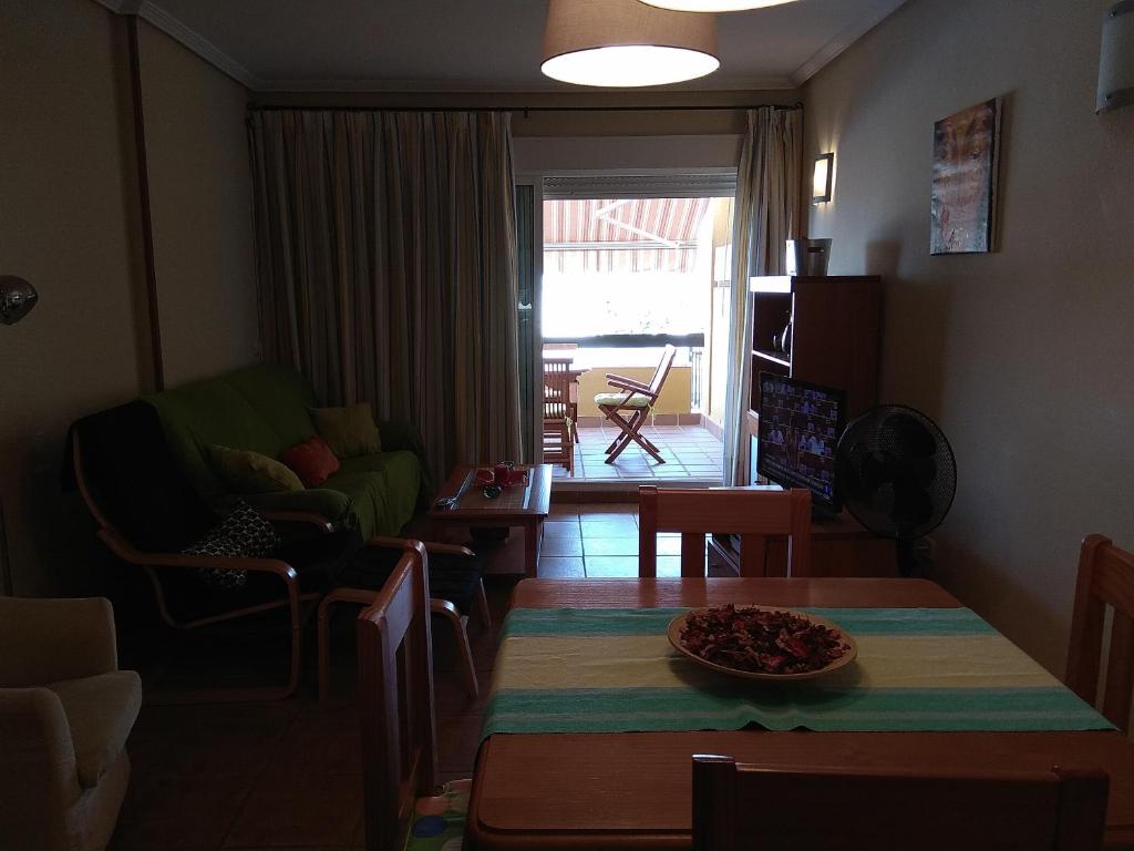 Posedenie v ubytovaní Vera Playa 2 hab 2 WC parking AA, Wifi, padel piscina climatizada y verano Lomas de mar