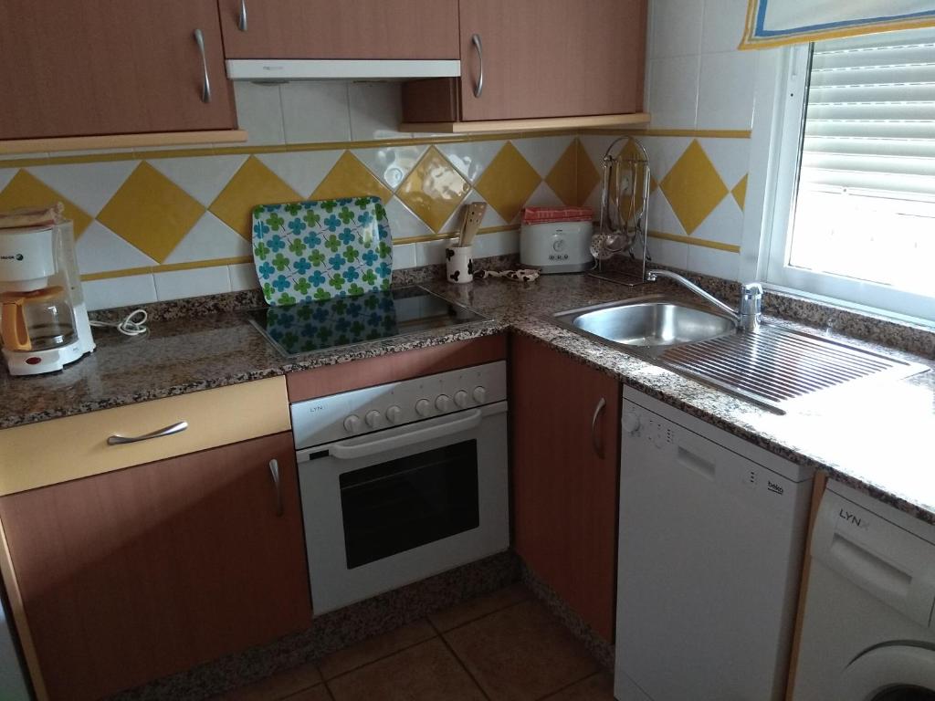 Kuchyňa alebo kuchynka v ubytovaní Vera Playa 2 hab 2 WC parking AA, Wifi, padel piscina climatizada y verano Lomas de mar