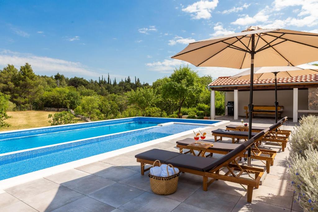 Bazén v ubytovaní Casa di Pietra alebo v jeho blízkosti