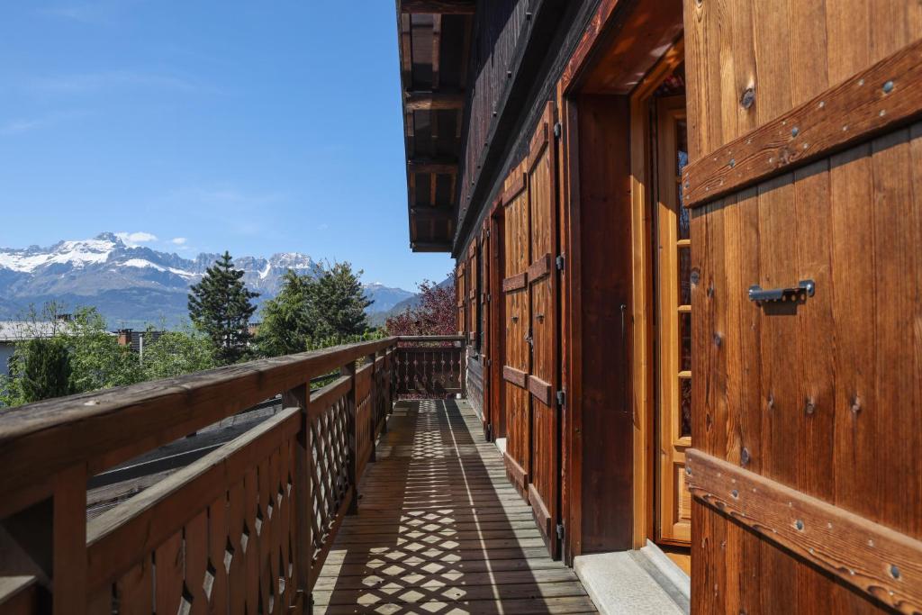 - Balcón de un edificio con vistas a las montañas en Chalet Belle-Sofianna, en Saint-Gervais-les-Bains