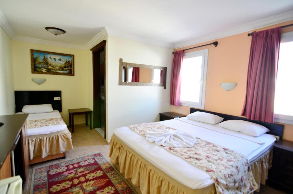 Postel nebo postele na pokoji v ubytování Sevin Hotel Pension