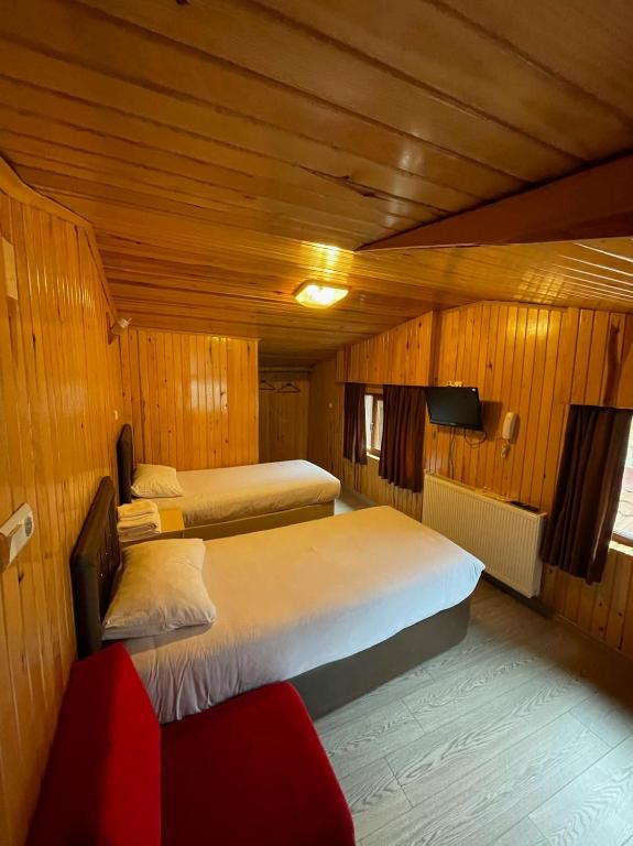 A bed or beds in a room at Ozkan Otel
