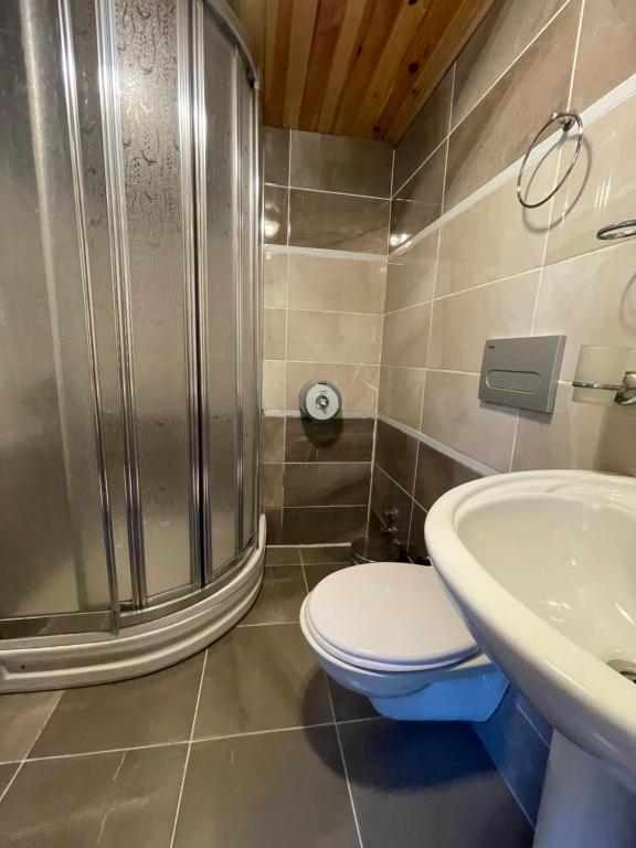 A bathroom at Ozkan Otel