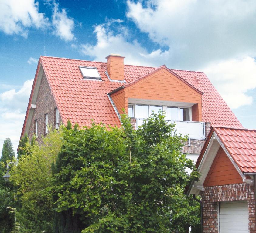 una casa con tetto rosso di Bort Lodging a Willich