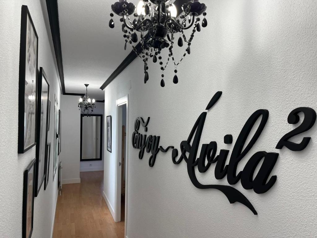una camera con un lampadario a braccio sul muro con un corridoio di Enjoy Ávila 2 - LA CATEDRAL ad Ávila