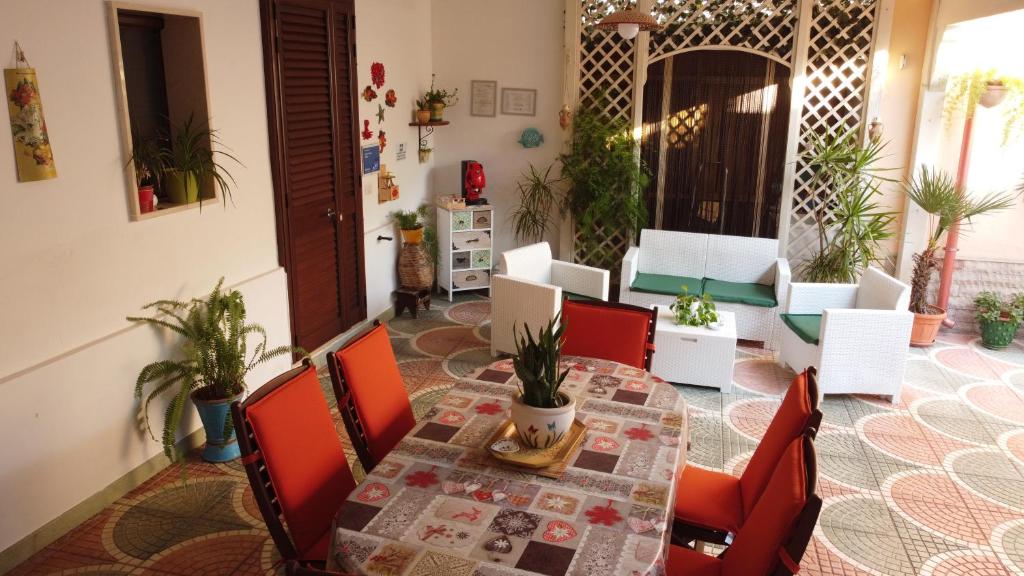 a dining room with a table and chairs at Corteré Guest House in Alliste