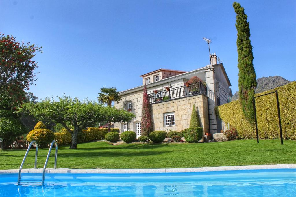 una casa grande con piscina frente a ella en Hogar Gallán en Gondomar