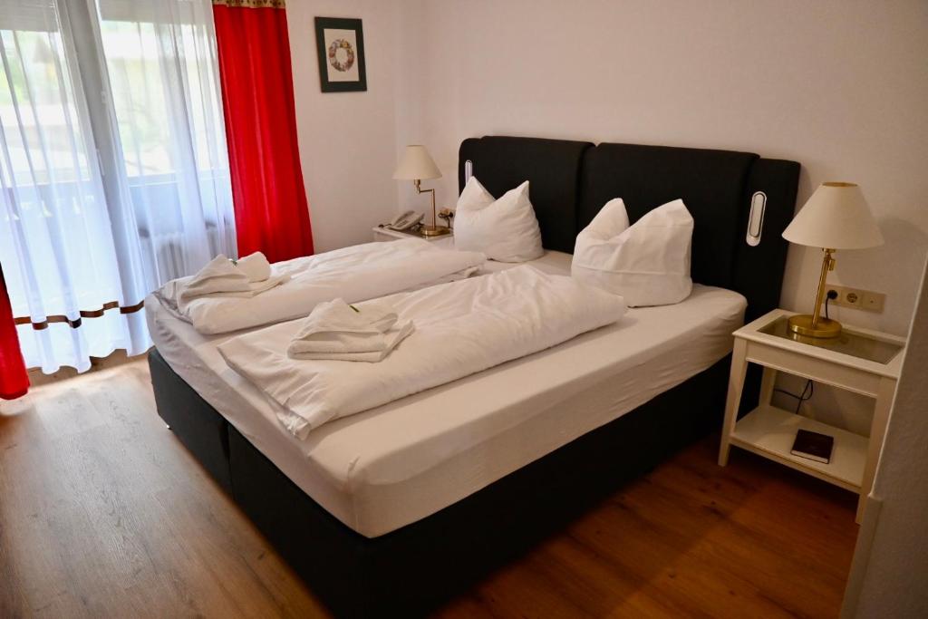 Postel nebo postele na pokoji v ubytování Hotel Am Rupertuspark