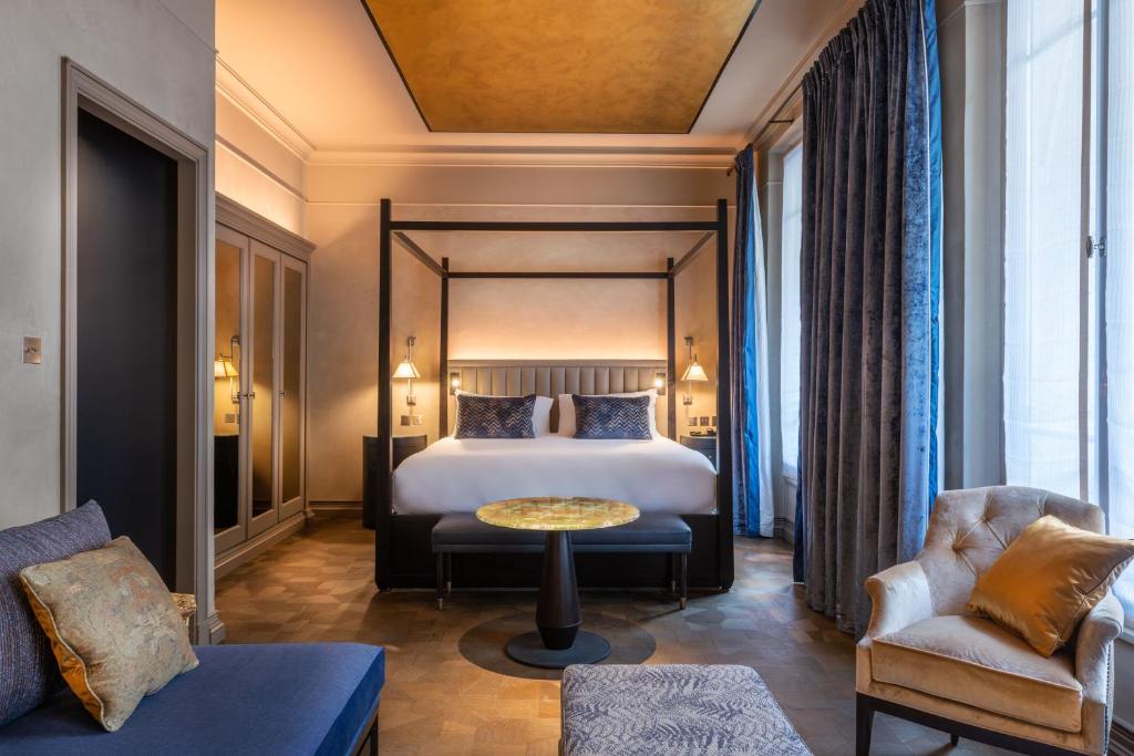 A bed or beds in a room at Hotel de Montesquieu