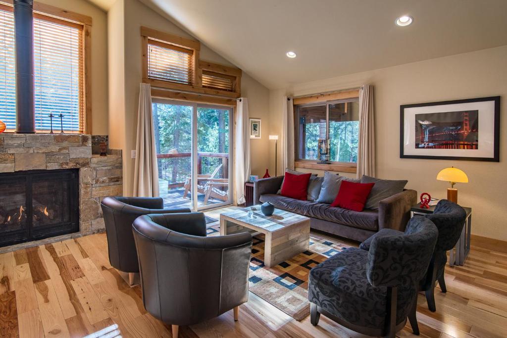 a living room with a couch and a fireplace at Oslo Oasis in Truckee