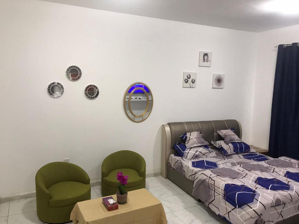 מיטה או מיטות בחדר ב-Apartment in Ajman,furnished studio