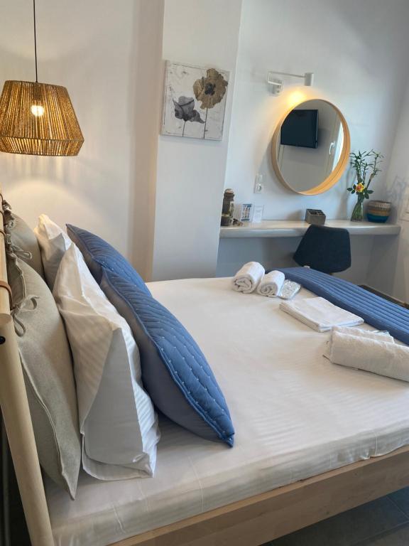 Postel nebo postele na pokoji v ubytování Xenios Zeus Apartments