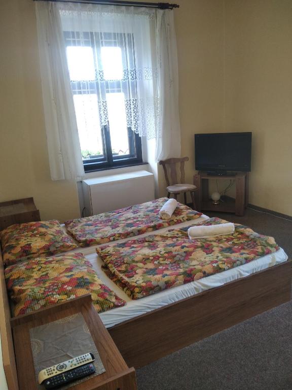 Postel nebo postele na pokoji v ubytování Penzion U Jezu Dobronice