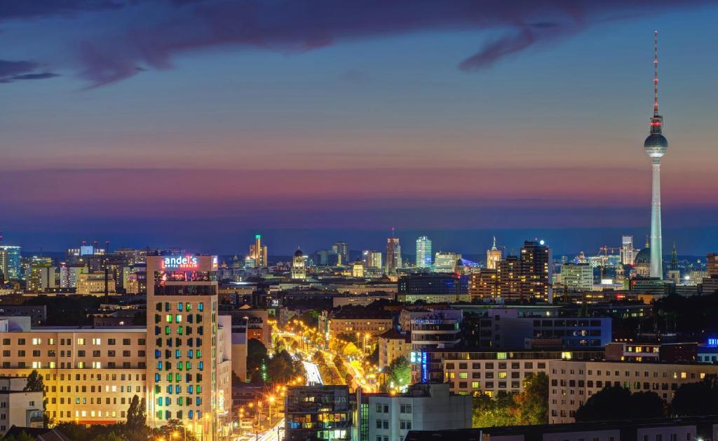 een skyline van de stad 's nachts met de spatie naald bij Vienna House by Wyndham Andel's Berlin in Berlijn