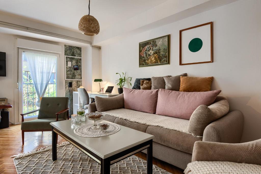 ein Wohnzimmer mit einem Sofa und einem Tisch in der Unterkunft Avocado apartment in Pula