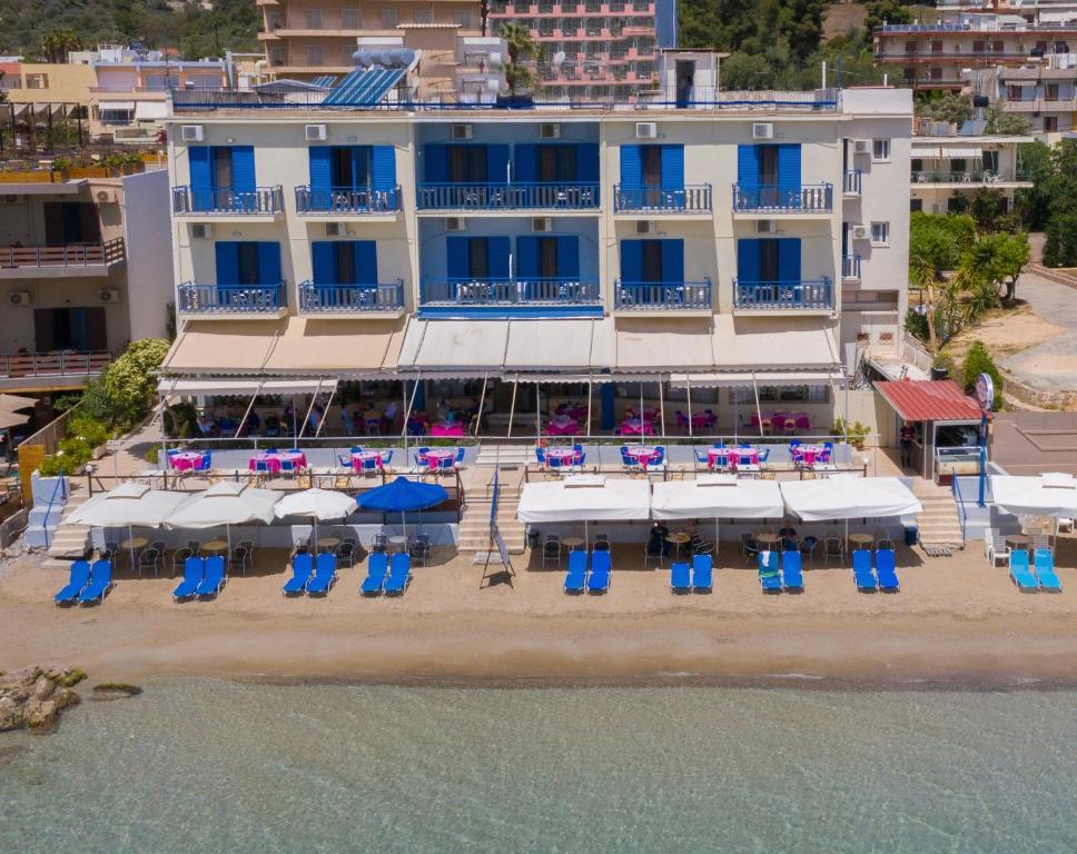 an aerial view of a hotel with chairs and umbrellas at Hotel Solon in Tolo