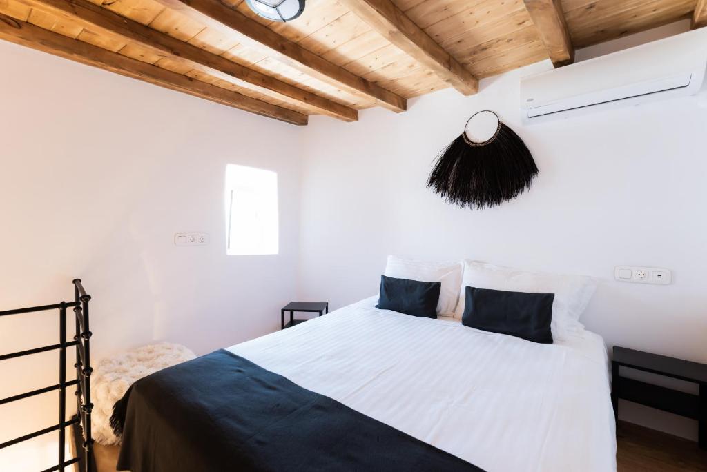 A bed or beds in a room at Anamnisi House