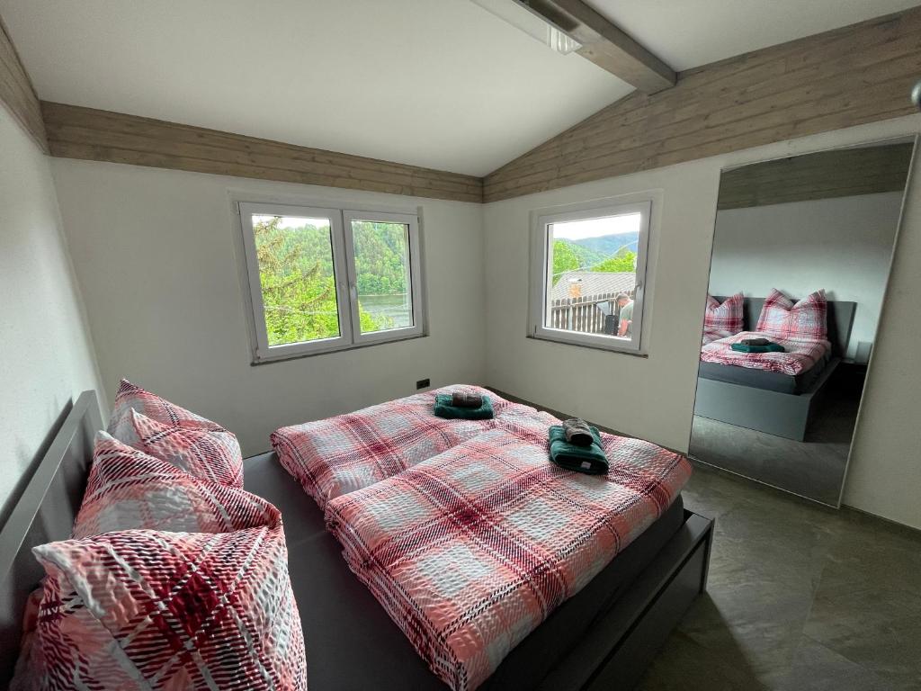 Unterwellenborn的住宿－Saale-Residenz，一间卧室配有一张床和镜子