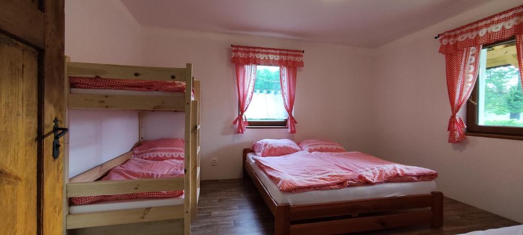 Postel nebo postele na pokoji v ubytování Bukovská chaloupka