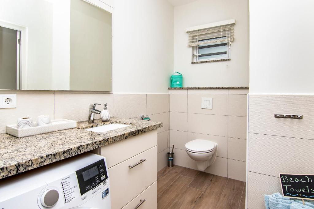Ένα μπάνιο στο Casa Blue Breeze