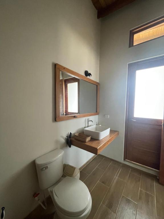 łazienka z toaletą i umywalką w obiekcie Villas turrutela w mieście Los Órganos
