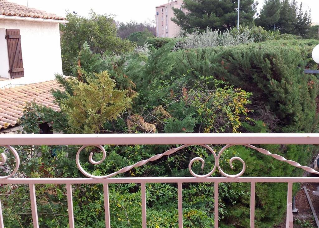 a view of a garden from a balcony at La Garde : joli studio dans résidence in La Garde