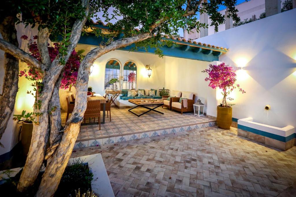 sala de estar con mesa y árbol en El patio de Cristóbal Colón, en Ayamonte