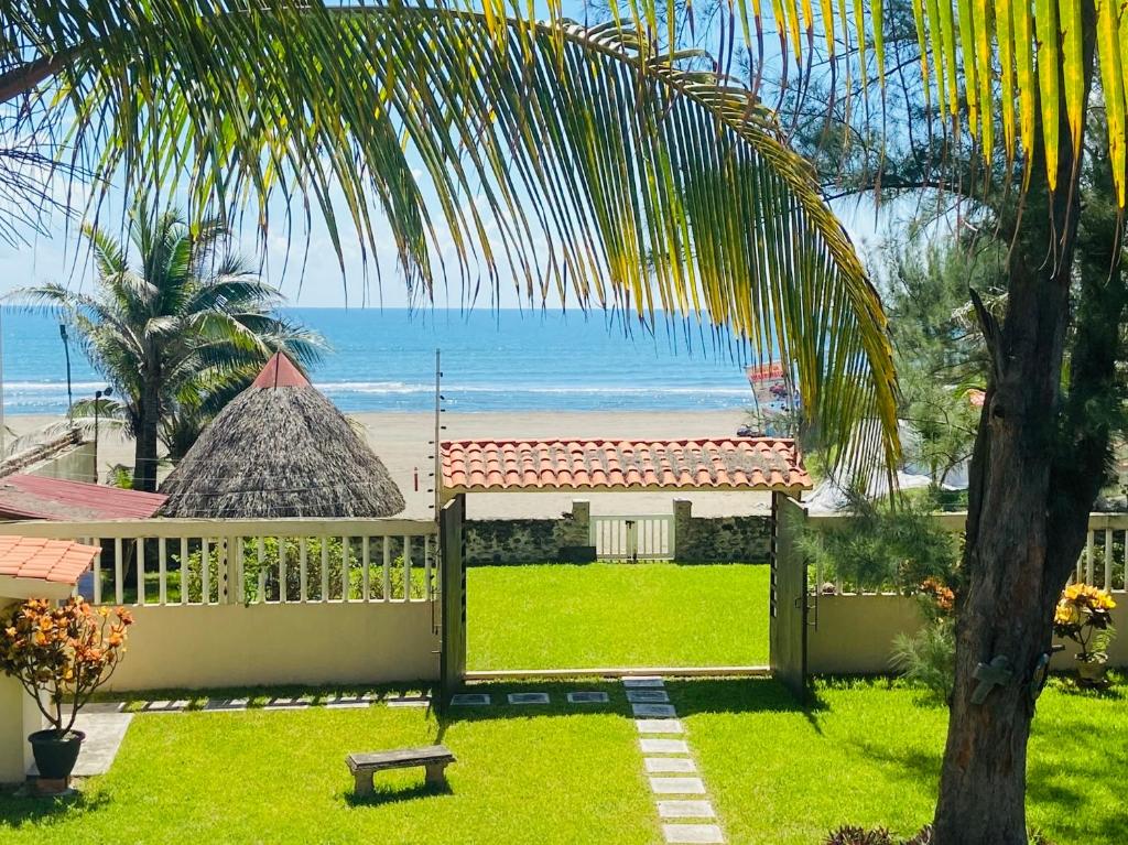 vistas a la playa desde el patio trasero de una casa en Quinta Duné Boutique... Un Paraíso Frente Al Mar!, en Chachalacas