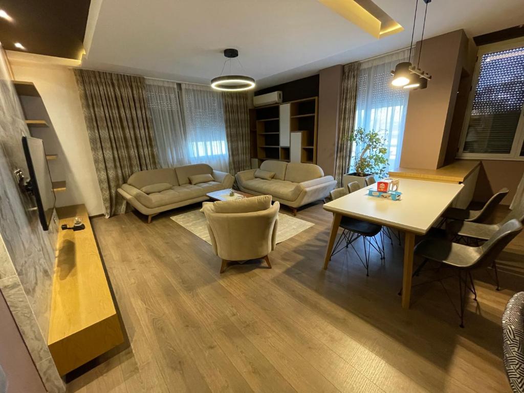 - un salon avec une table et un canapé dans l'établissement MAK Apartments, à Tirana