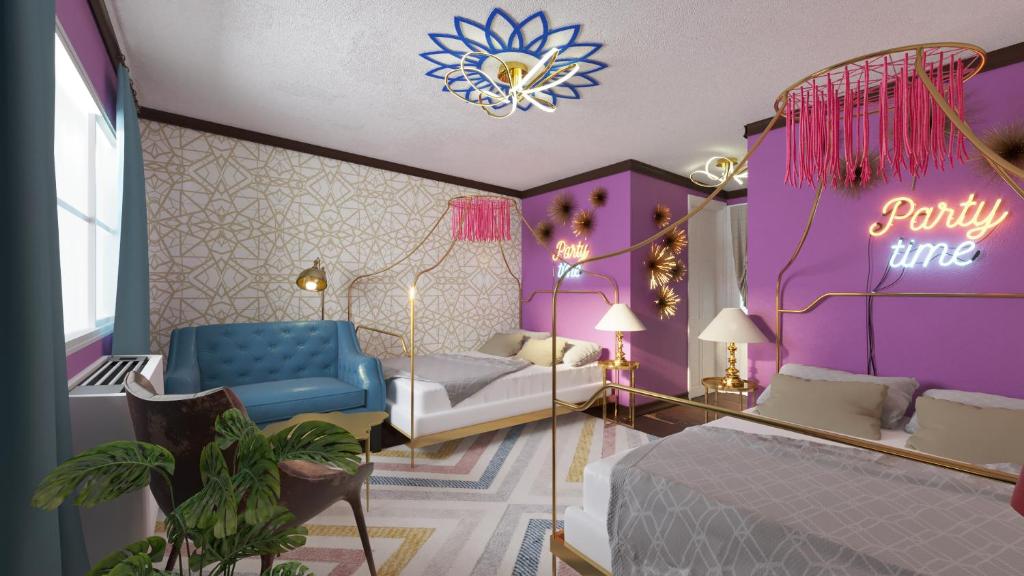 Habitación púrpura con cama y silla en Great Gatsby Motel In en Northville