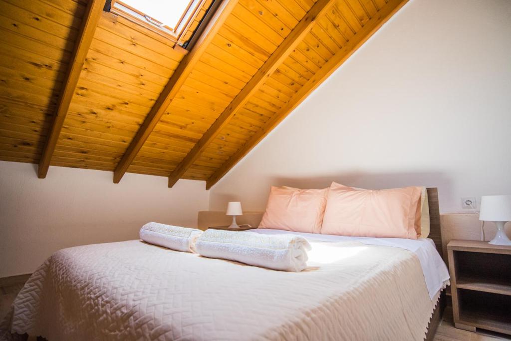 Postel nebo postele na pokoji v ubytování Olympia Studio By Rentals Pro - Agios Nikolaos Halkidiki