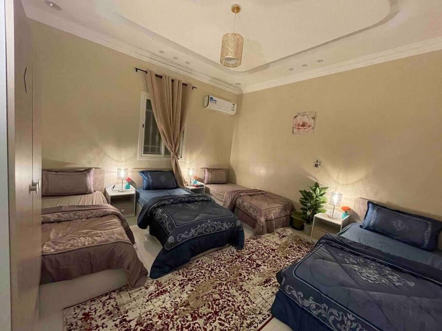 Postel nebo postele na pokoji v ubytování الجوهرة الزرقاء بجوار قرية السماء - سما أبها