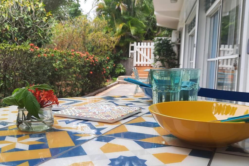 einen Tisch mit einer gelben Schale auf einem Tisch in der Unterkunft Acerola in Le Vauclin