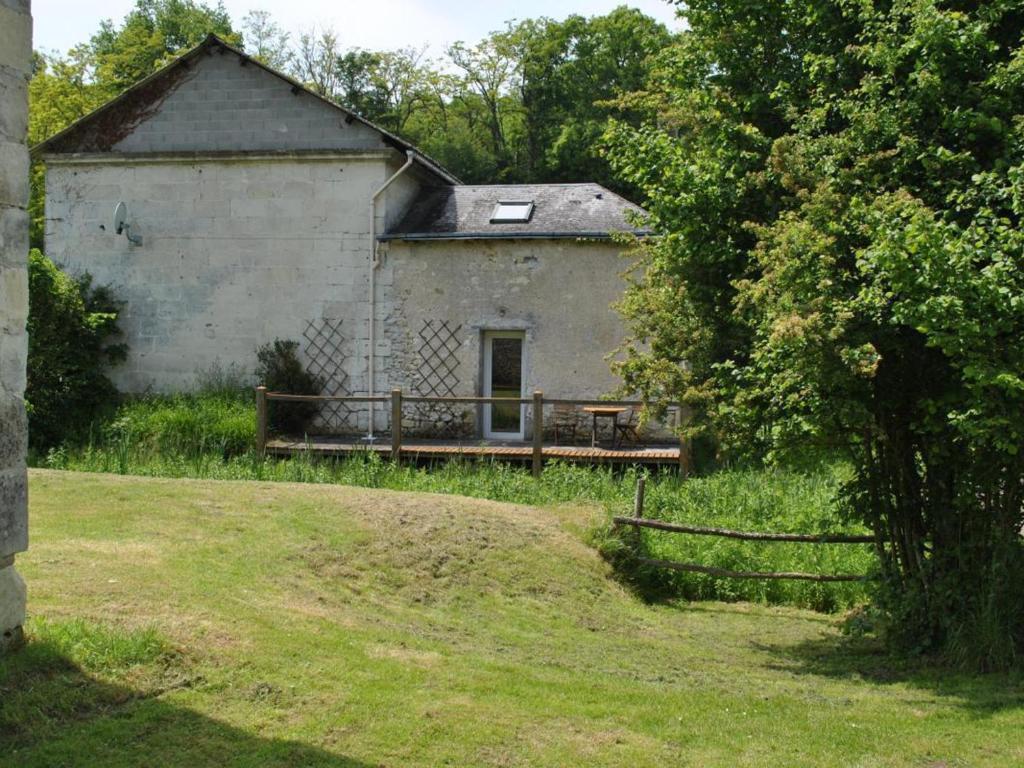 an old building with a bench in a field at Gîte Cheillé, 2 pièces, 3 personnes - FR-1-381-417 in Cheillé