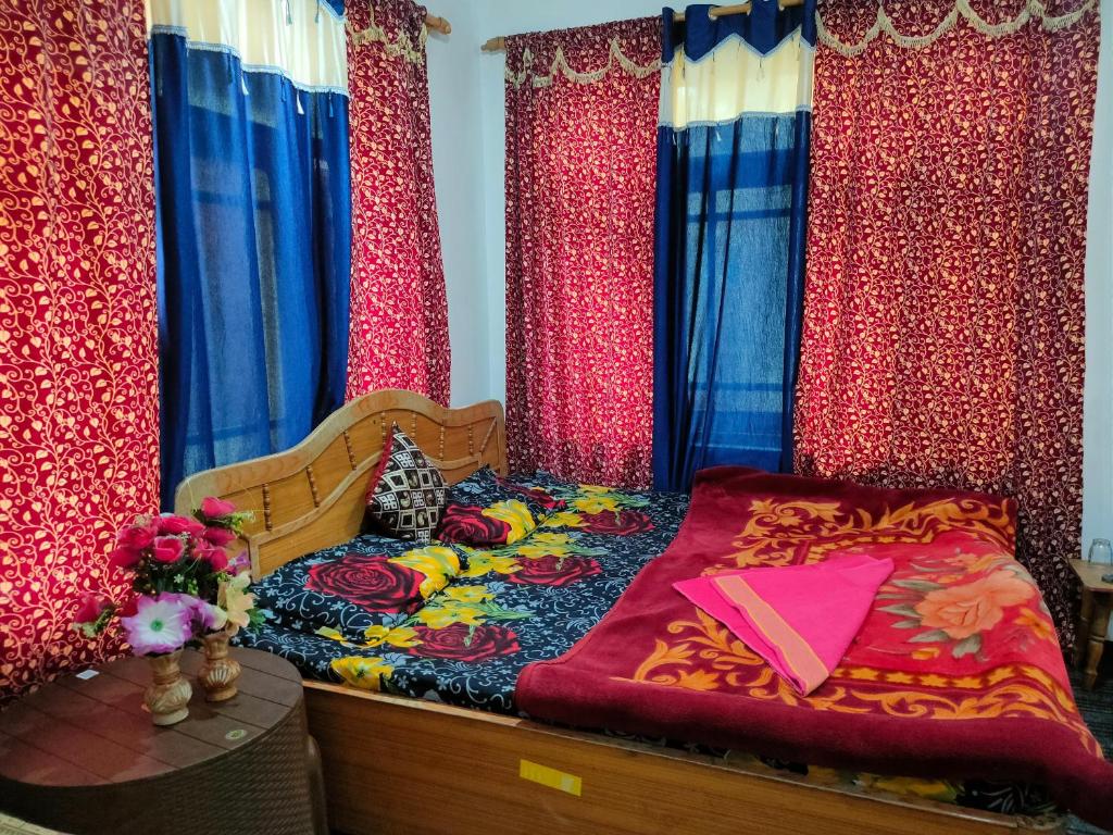 Postel nebo postele na pokoji v ubytování Hotel Irshad Home Stay