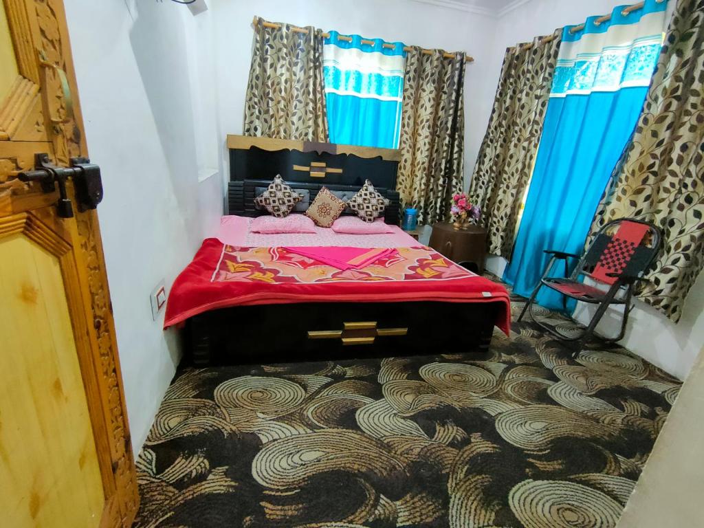 Postel nebo postele na pokoji v ubytování Hotel Irshad Home Stay