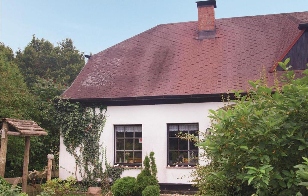 een wit huis met een rood dak bij Awesome Home In Sassnitz With Kitchen in Sassnitz