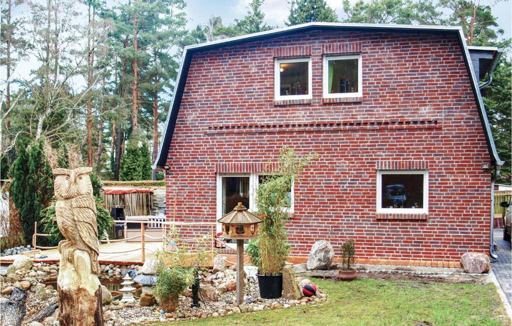 ein rotes Backsteinhaus mit einem Garten davor in der Unterkunft Stunning Home In Berlin With 4 Bedrooms, Sauna And Wifi in Berlin