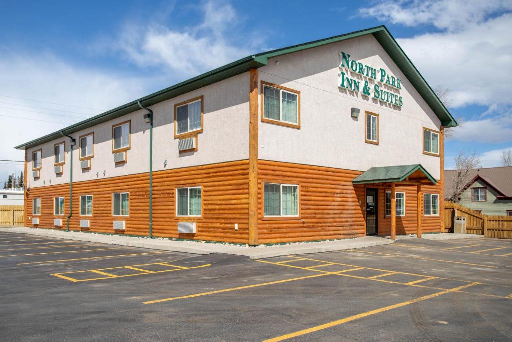 Un gran edificio con un estacionamiento enfrente. en North Park Inn & Suites, en Walden